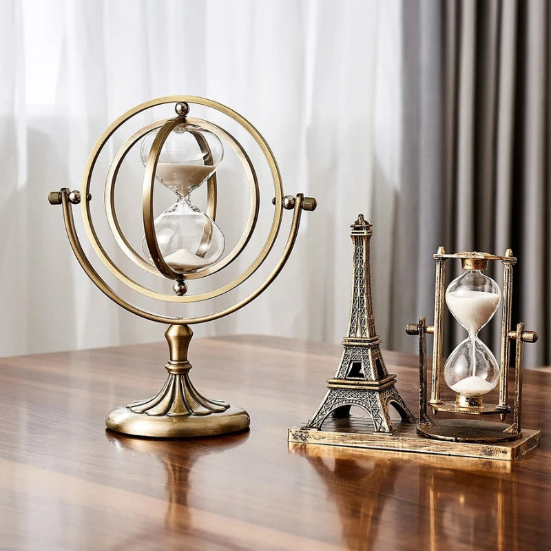 Timeloft – Artistieke ronde zandloper met atoomachtig montuur en vloeiend zanddesign