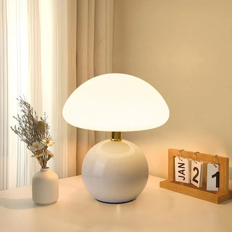 GlowCap – LED stolná lampa s dizajnom inšpirovaným hubou na vnútorné osvetlenie