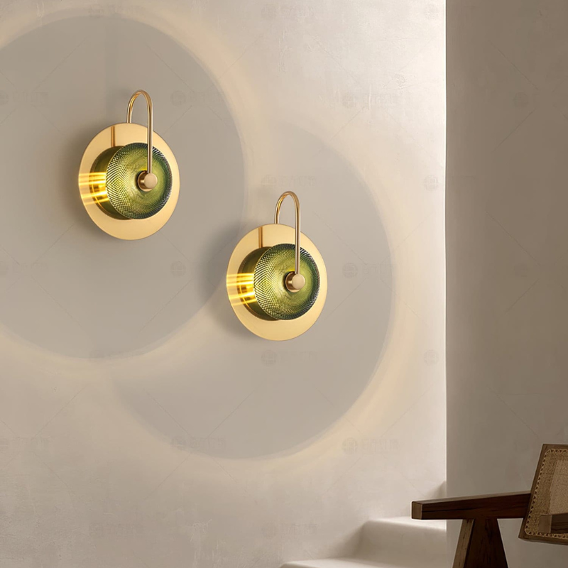 LumiVera – Lampada da parete con finitura dorata e paralume in vetro