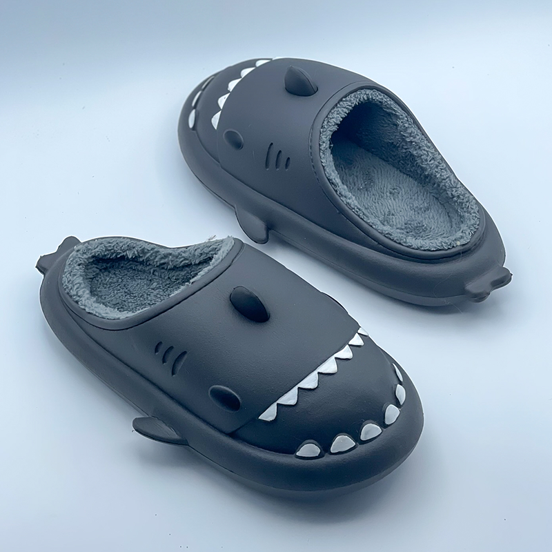 SharkHugs – Papuci slip-on cu model de rechin și talpă antiderapantă