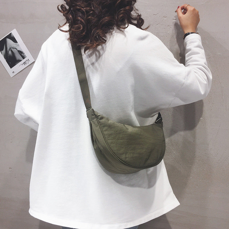 Yola - Sac en forme de demi-lune avec artisanat élégant et rangements intelligents