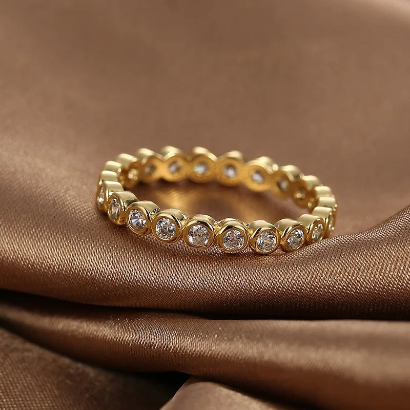 Elara – Bague classique éternité avec détails de pierres rondes et finition polie