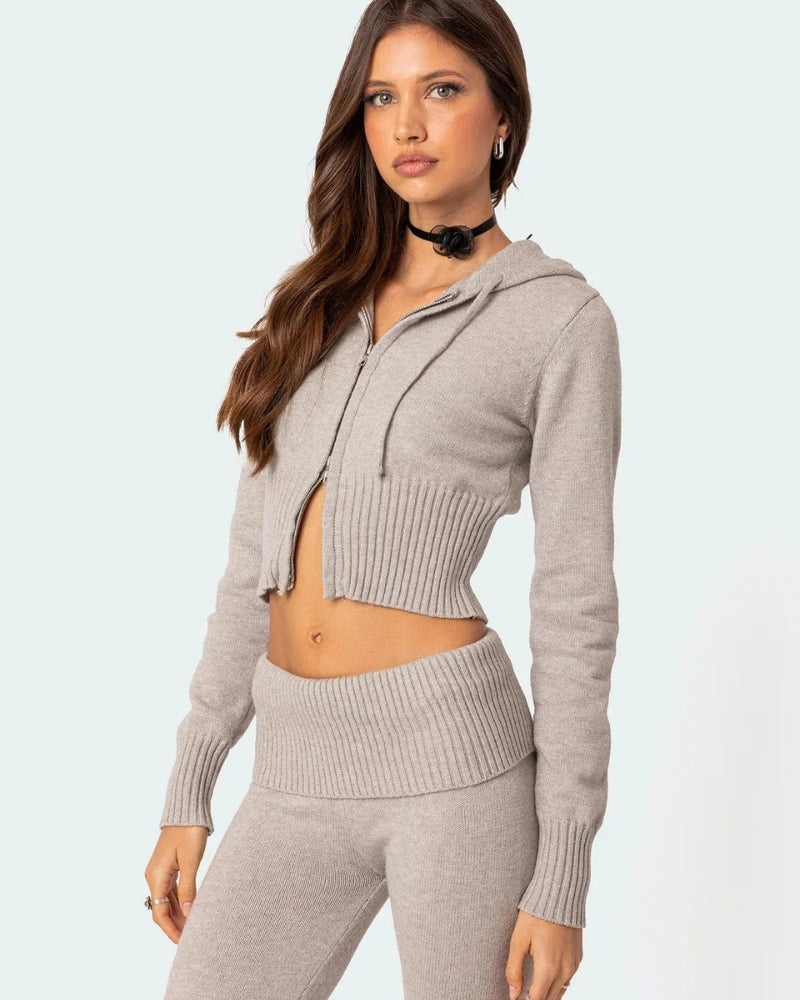 Sasha – Ensemble tendance sweat à capuche court et pantalon évasé à coupe ajustée