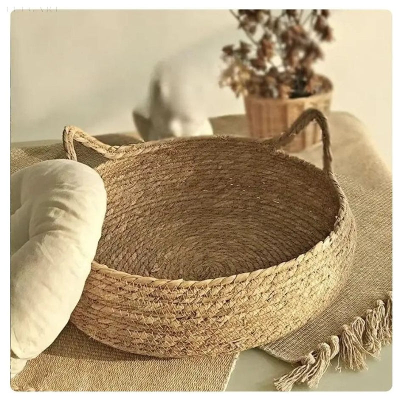 PurrNest – Cesta per gatti intrecciata a mano con cuscino in peluche