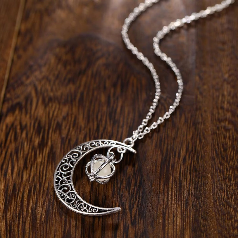 Margaret - Collier avec pendentif en perles et design inspiré de la lune