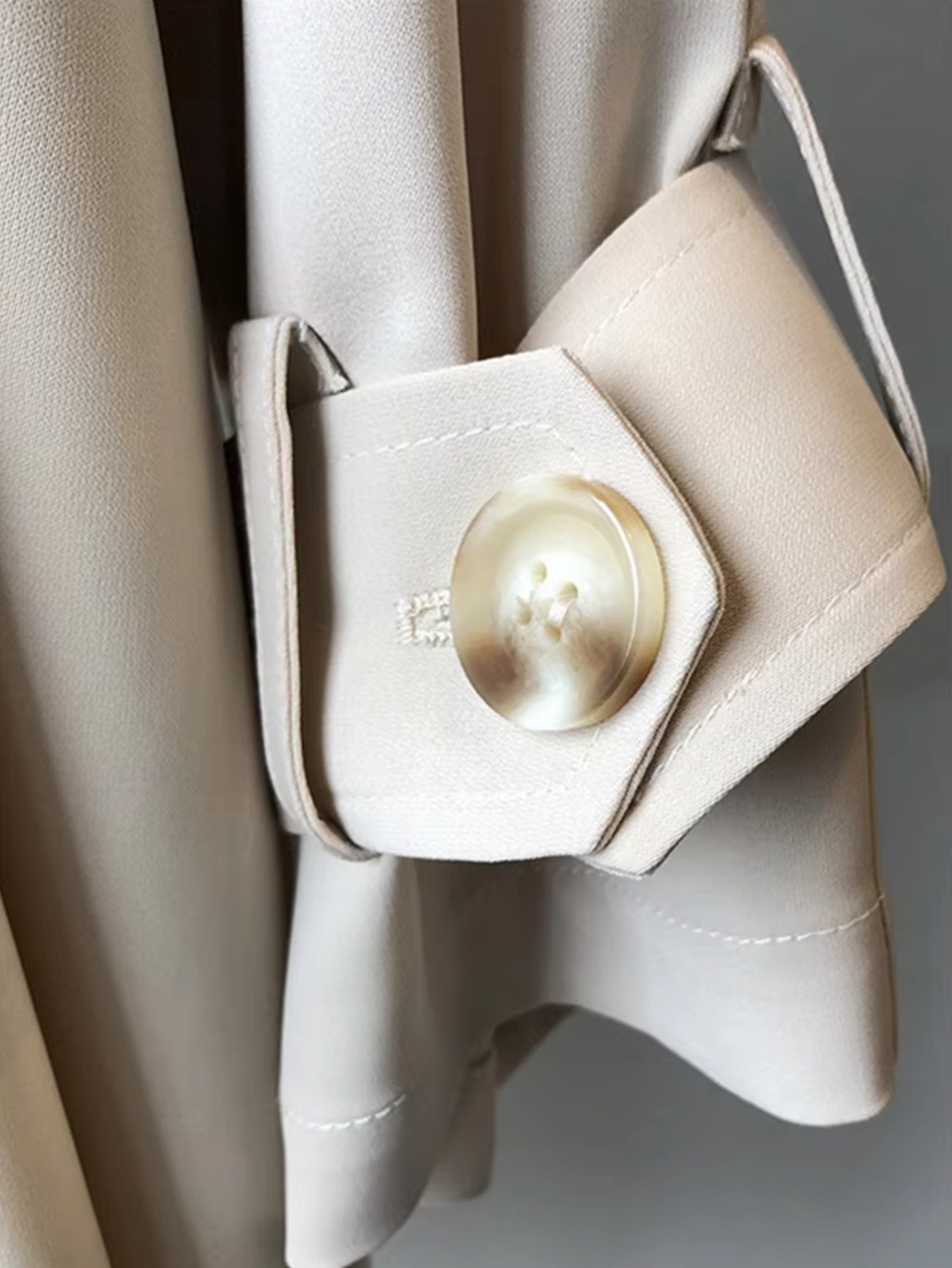 Isabella - Stylowy długi płaszcz z regulowanym paskiem i eleganckim krojem