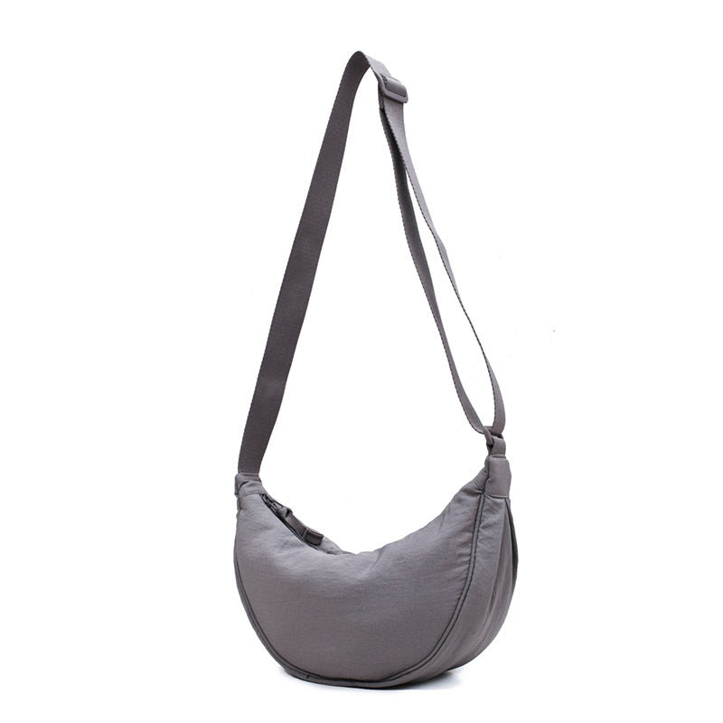 Yola - Sac en forme de demi-lune avec artisanat élégant et rangements intelligents
