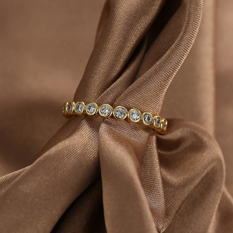 Elara – Bague classique éternité avec détails de pierres rondes et finition polie