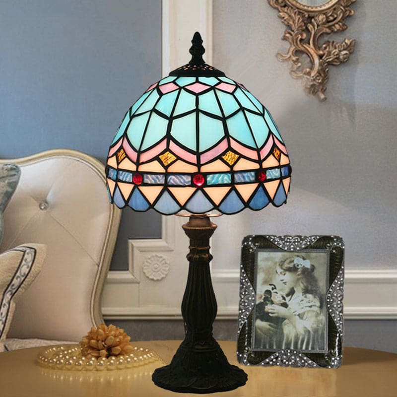 Lumora – stolní lampa ve stylu Tiffany s barevným skleněným stínidlem a dekorativním vzorem