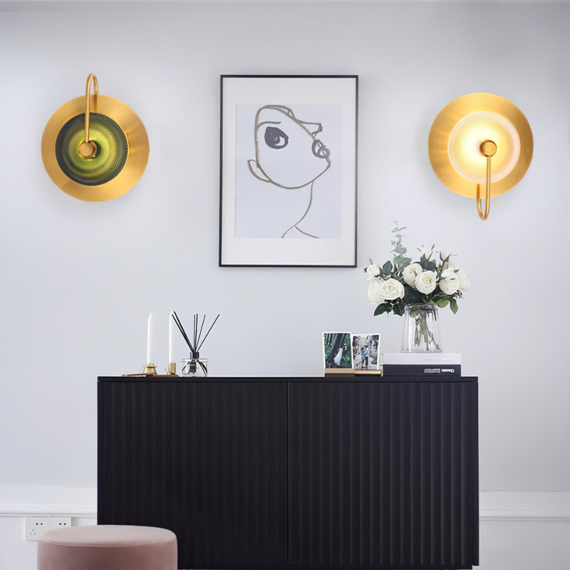 LumiVera – Lampada da parete con finitura dorata e paralume in vetro