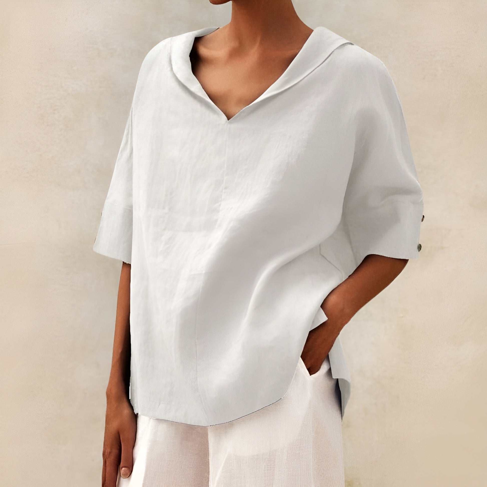 Sarah – Trendy top s krátkými rukávy a hlubokým výstřihem do V