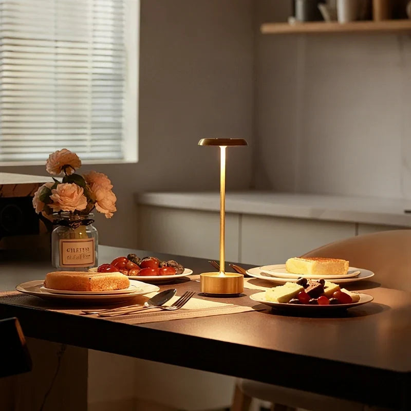 DiscLume - Lampada da tavolo in alluminio con testa a forma di disco