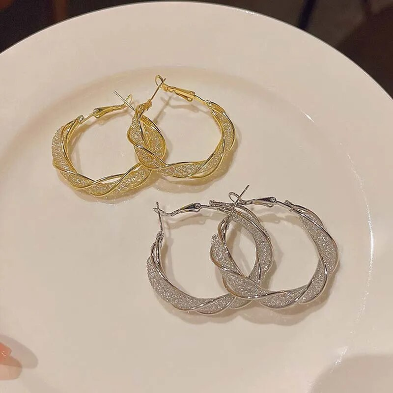 Regalo per la Festa della Mamma | Orecchini a Cerchio con Design Intrecciato