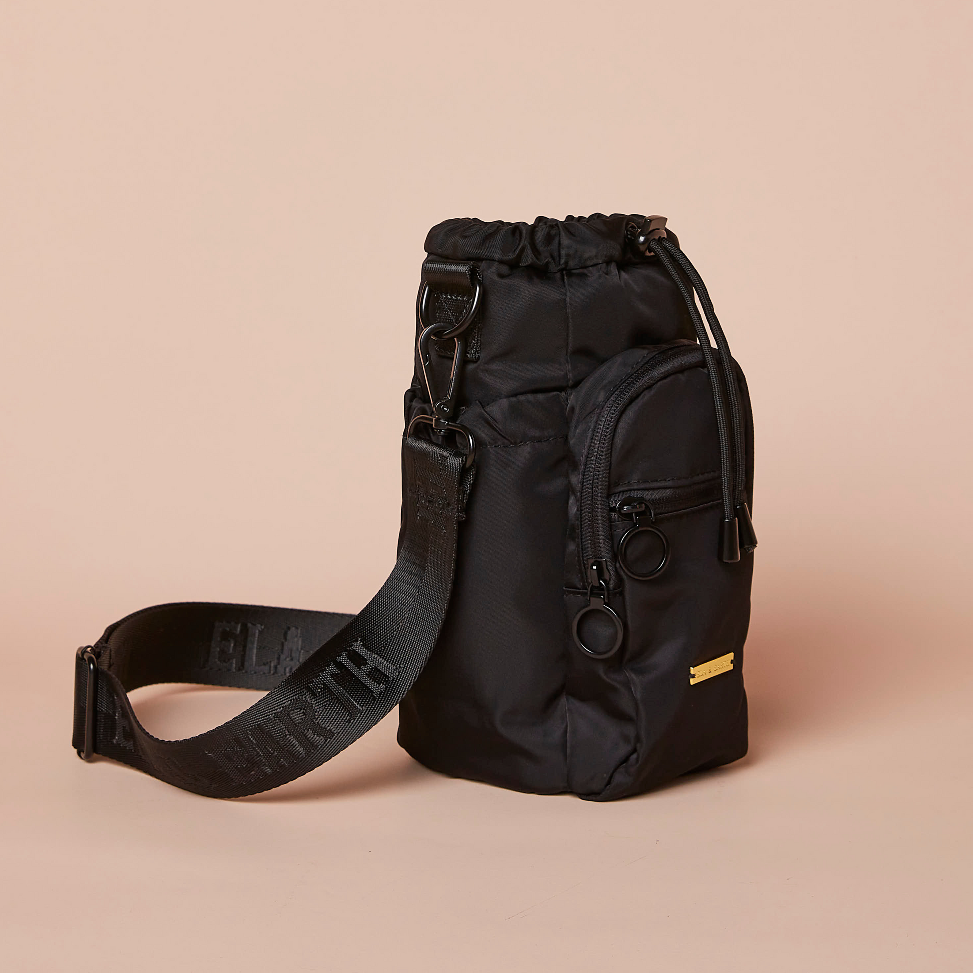 VivaCarry – Sleek portable water bottle bag with compact shape and stylish look