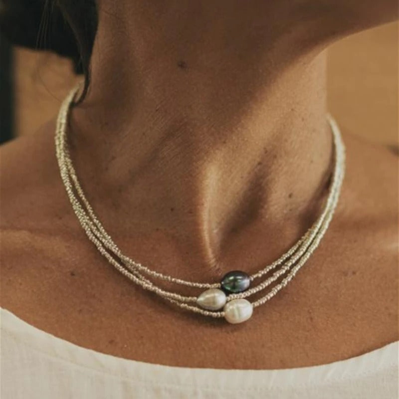 Joly – Collana moderna a più fili con eleganti accenti di perle e un centro vistoso