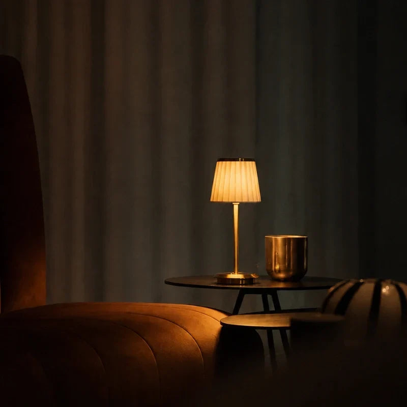 GlowWeave - LED stolní lampa s plisovaným látkovým stínidlem a železnou základnou
