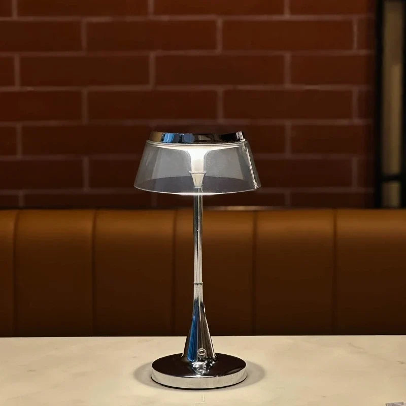 CrystalBase - Candeeiro de mesa com abat-jour em acrílico e base metálica