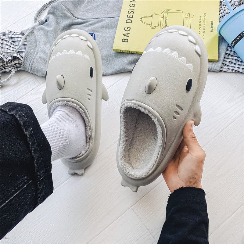 SharkHugs – Papuci slip-on cu model de rechin și talpă antiderapantă