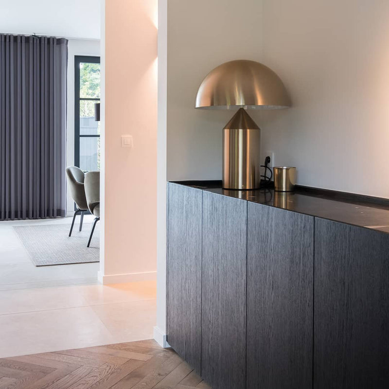 Brighten: lámpara de mesa con pantalla abovedada y base geométrica