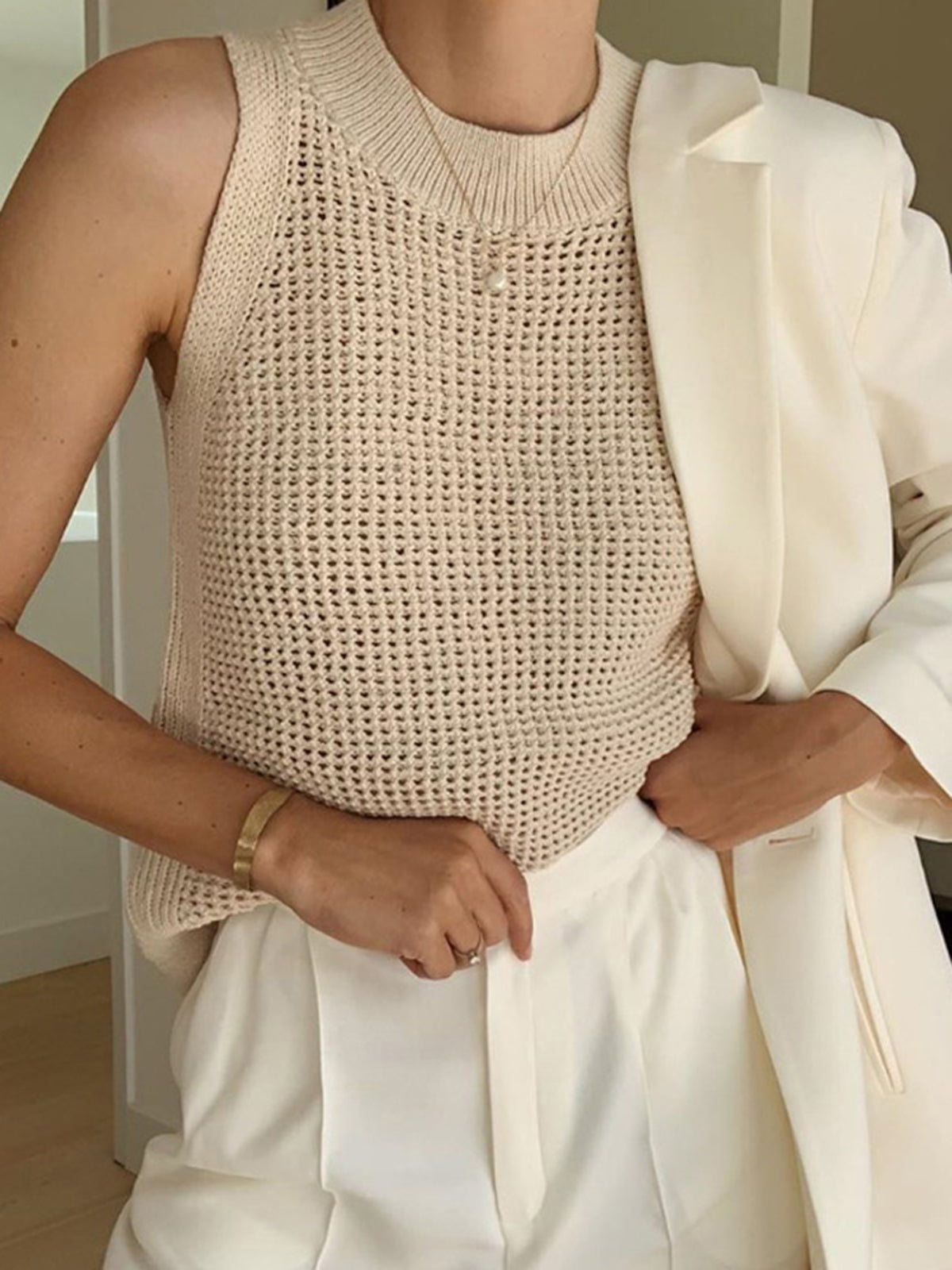 Linda – Top senza maniche con design strutturato e collo alto per un look chic