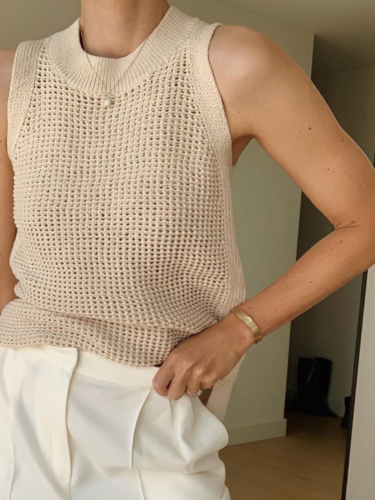 Linda – Top senza maniche con design strutturato e collo alto per un look chic