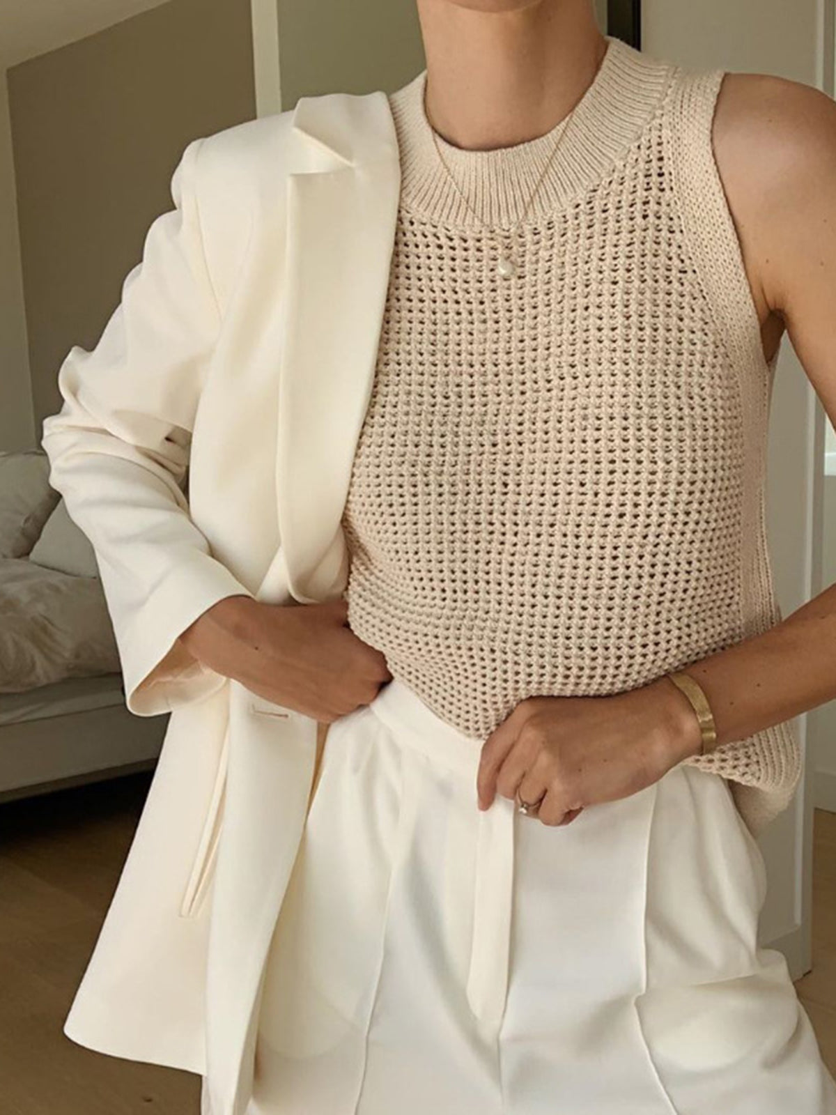 Linda – Top senza maniche con design strutturato e collo alto per un look chic