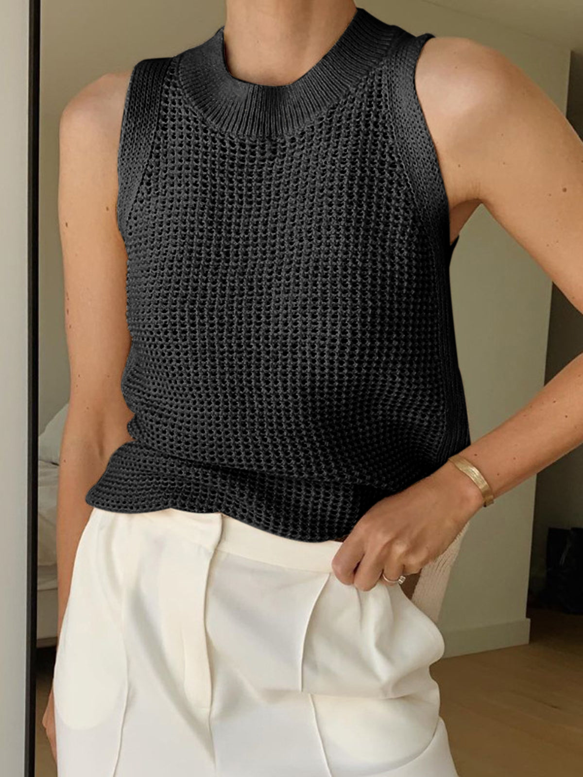 Linda – Top senza maniche con design strutturato e collo alto per un look chic