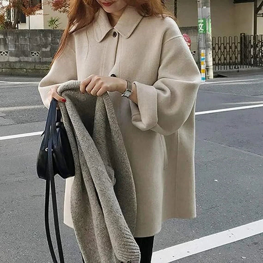 Avelora – Chaqueta larga con cuello vuelto y cierre de botones