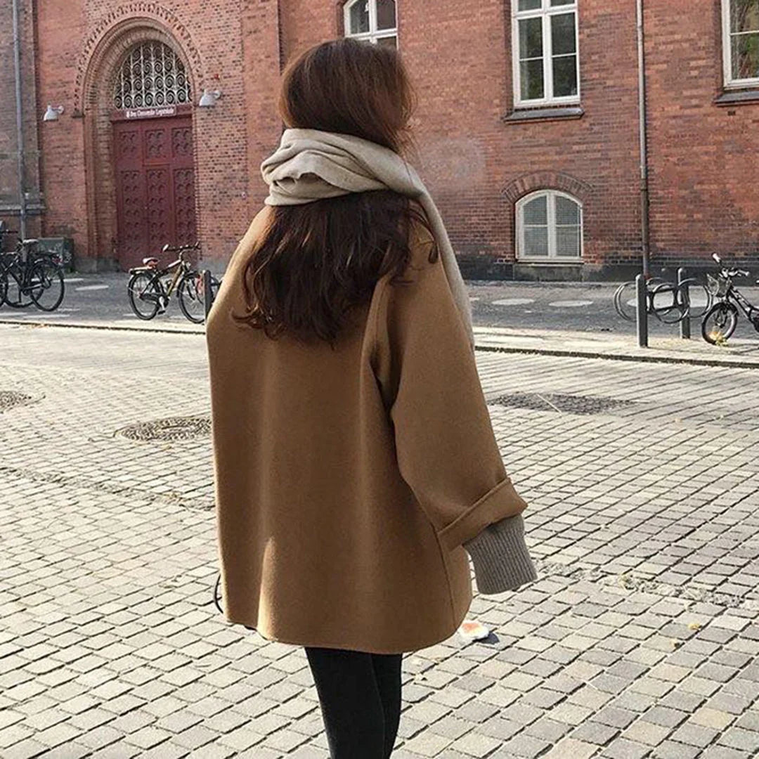 Avelora – Chaqueta larga con cuello vuelto y cierre de botones