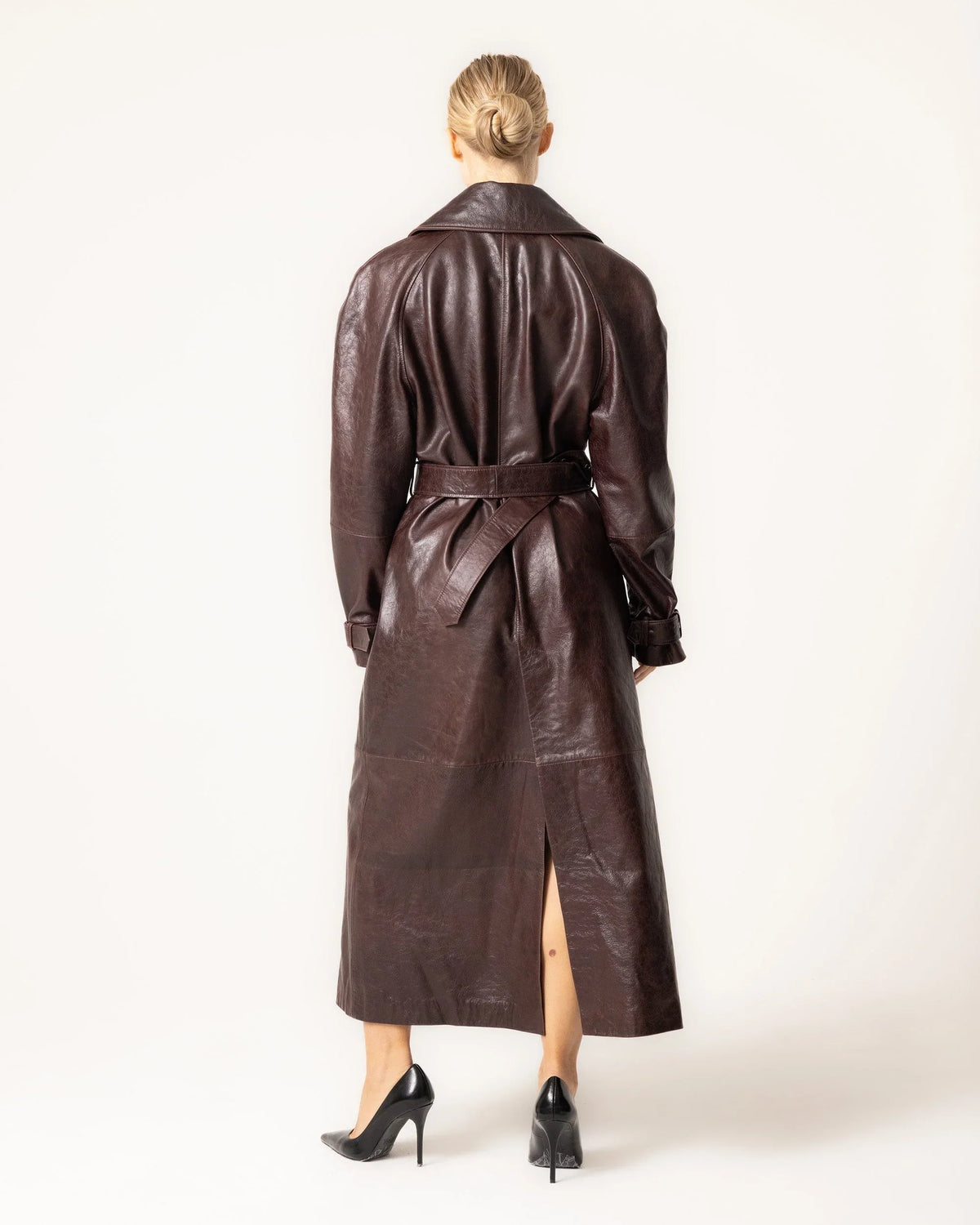 Zelvarra – Trench Coat with Wide Collar and Waist Belt