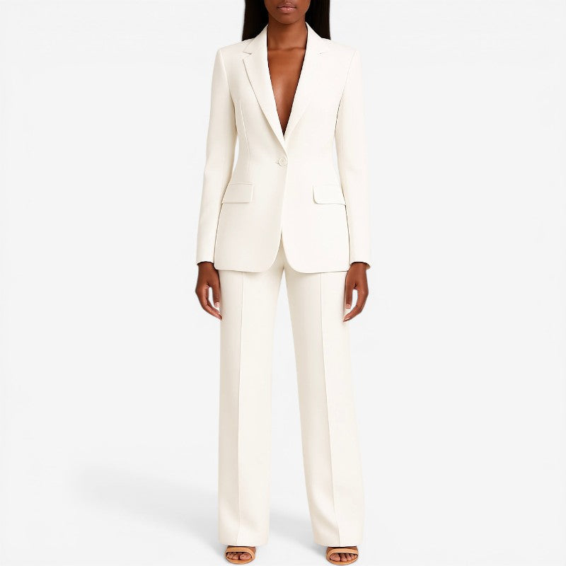 Completo da donna con blazer aderente e pantaloni su misura