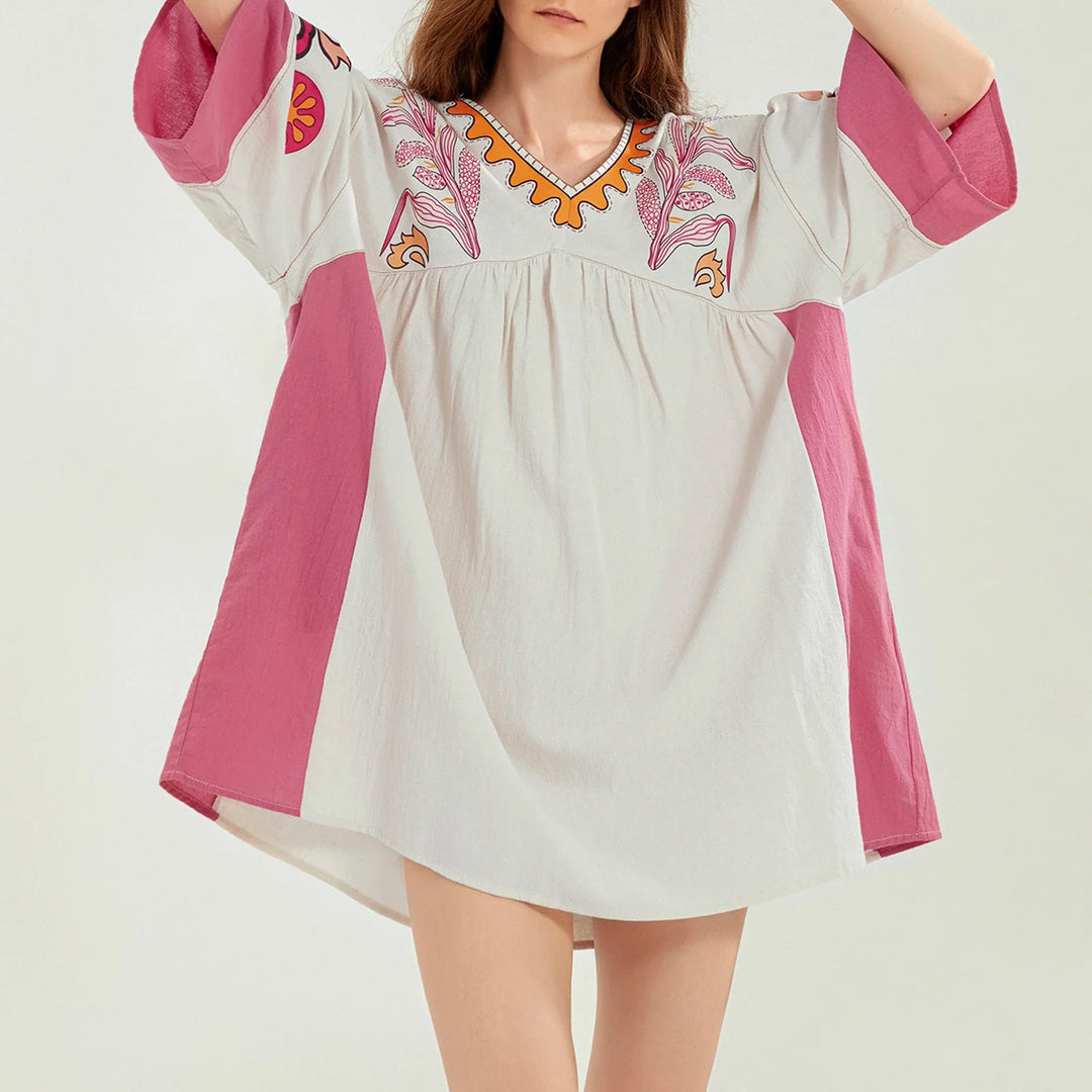 Leila – Modna mini sukienka w kwiatowy wzór z dekoltem w serek i luźnym krojem