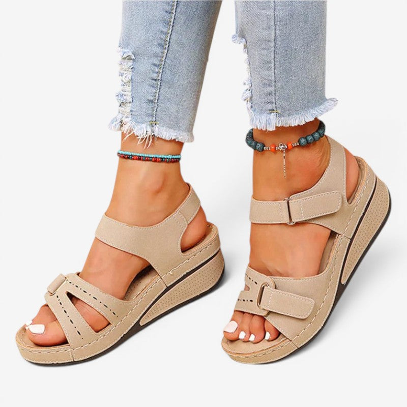 Sandales compensées pour femmes avec bout ouvert et bride réglable en velcro
