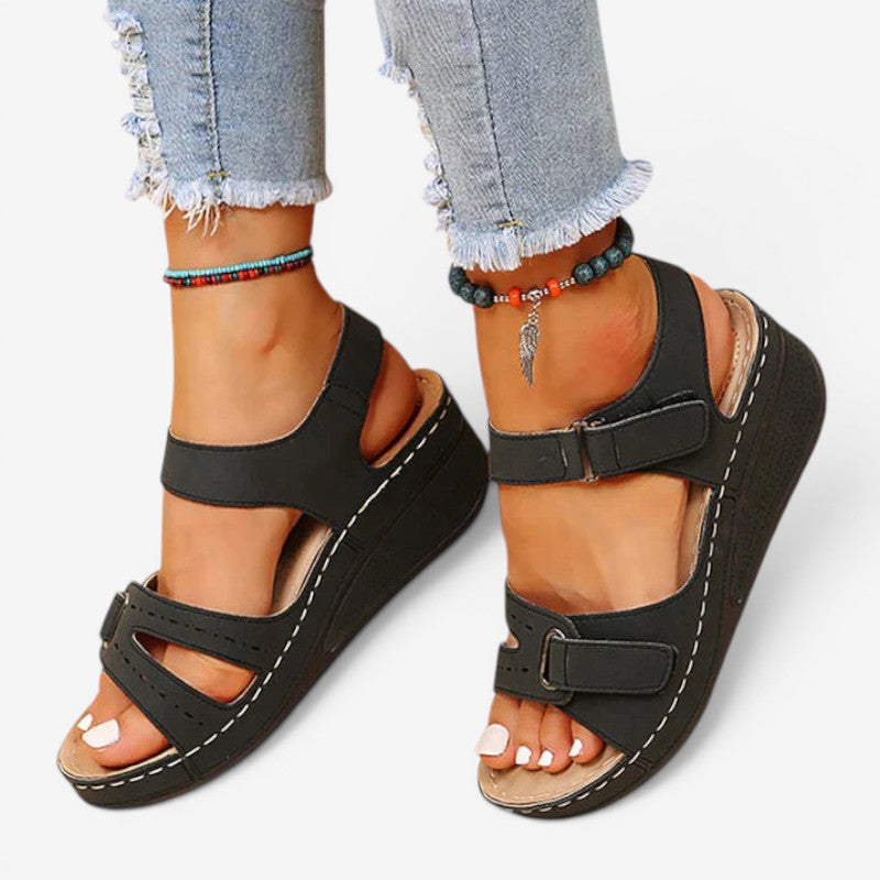 Sandales compensées pour femmes avec bout ouvert et bride réglable en velcro