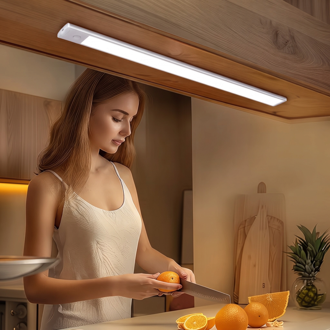 MotionLume – Luce LED sottopensile con sensore di movimento