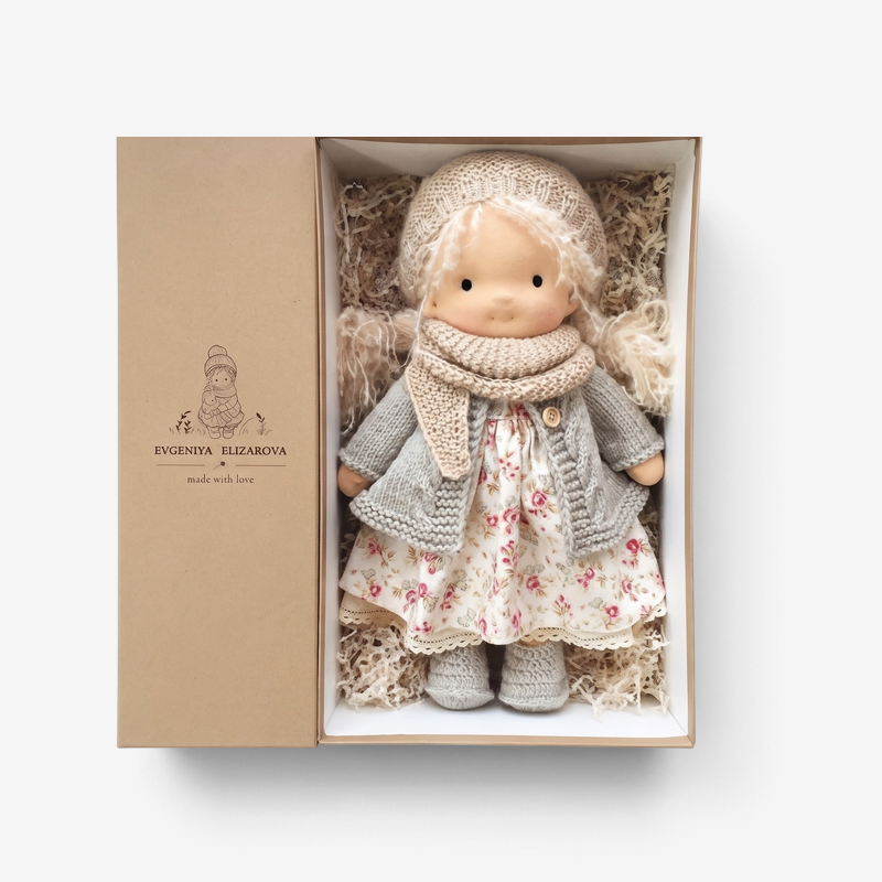 WillowCraft – Păpușă Waldorf lucrată manual, din materiale naturale și moi