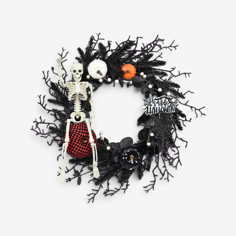 Corona de Halloween con decoraciones de esqueleto y calabaza