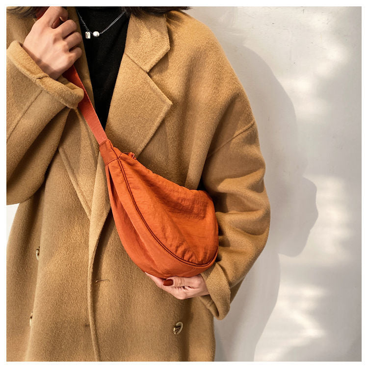 Yola - Sac en forme de demi-lune avec artisanat élégant et rangements intelligents