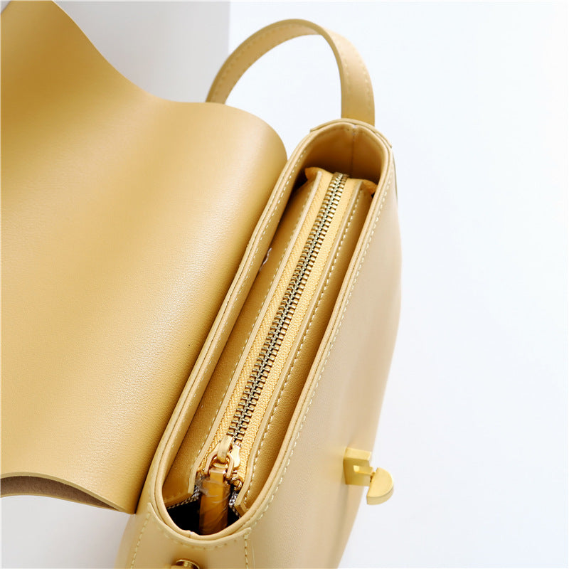 Faye - Chic handbag with flap closure and adjustable strap
