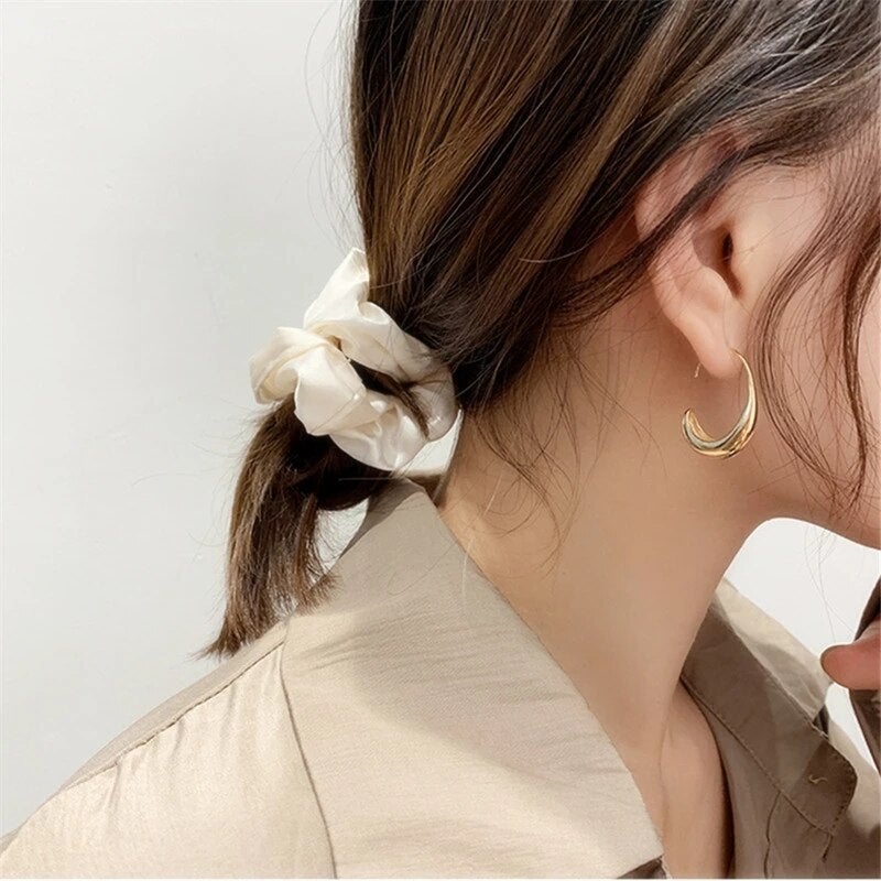 Diana - Boucles d’oreilles remarquables en forme de C avec silhouette moderne et finition douce et brillante