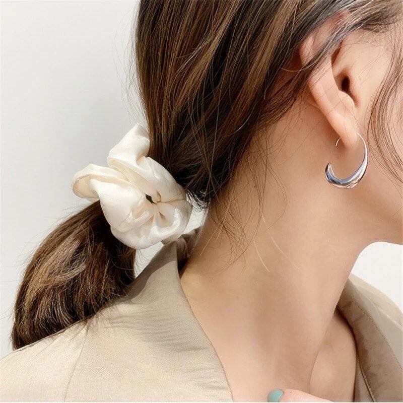 Diana - Boucles d’oreilles remarquables en forme de C avec silhouette moderne et finition douce et brillante
