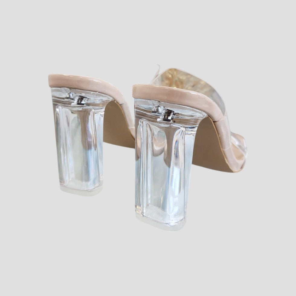 Ariana – Modern block heel sandals with open toe and minimalist finish