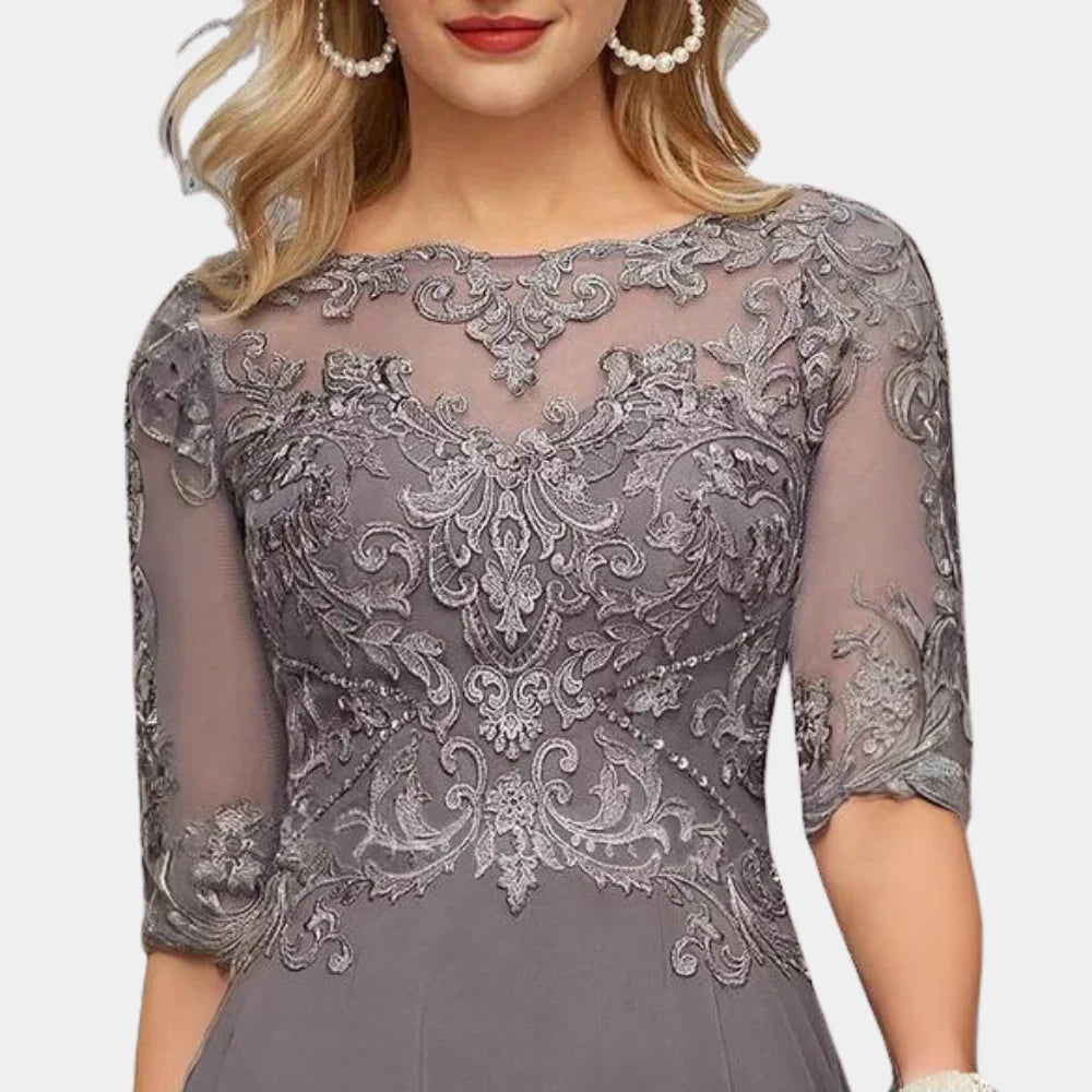 Bela– Rochie elegantă cu mâneci trei sferturi, detalii din dantelă și fustă fluidă