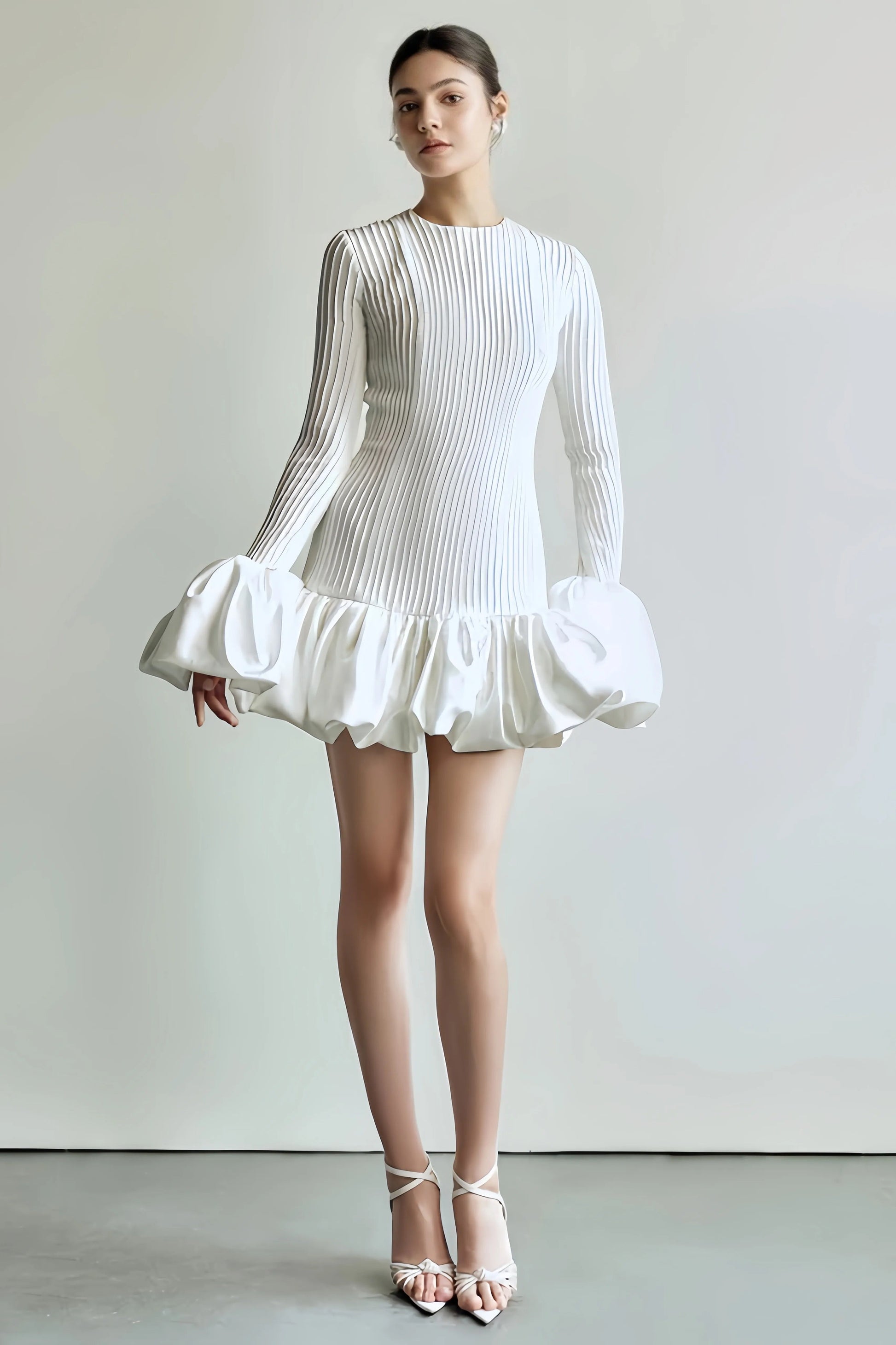 Maria – Robe courte plissée avec manches évasées et taille fluide