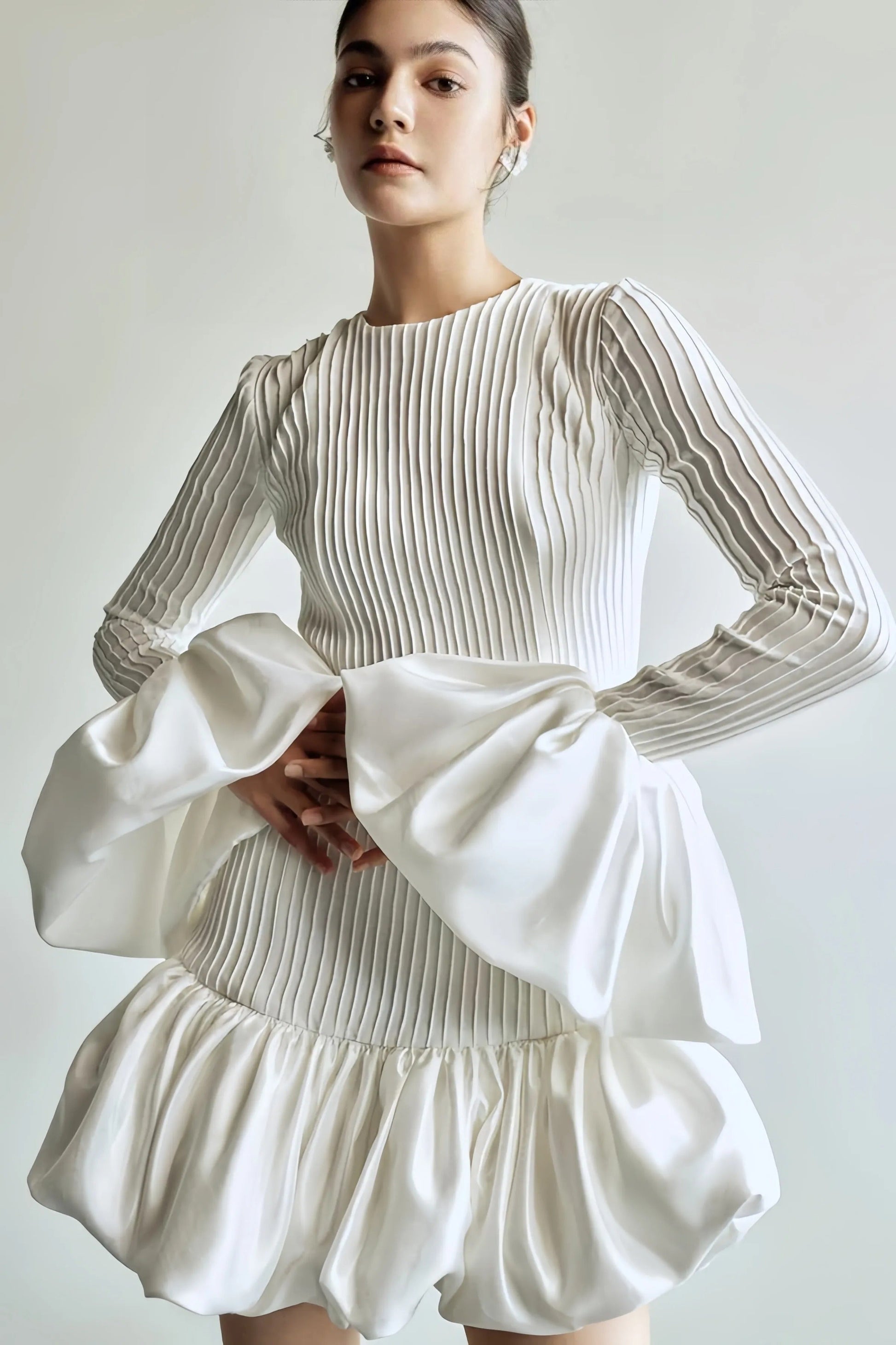 Maria – Robe courte plissée avec manches évasées et taille fluide