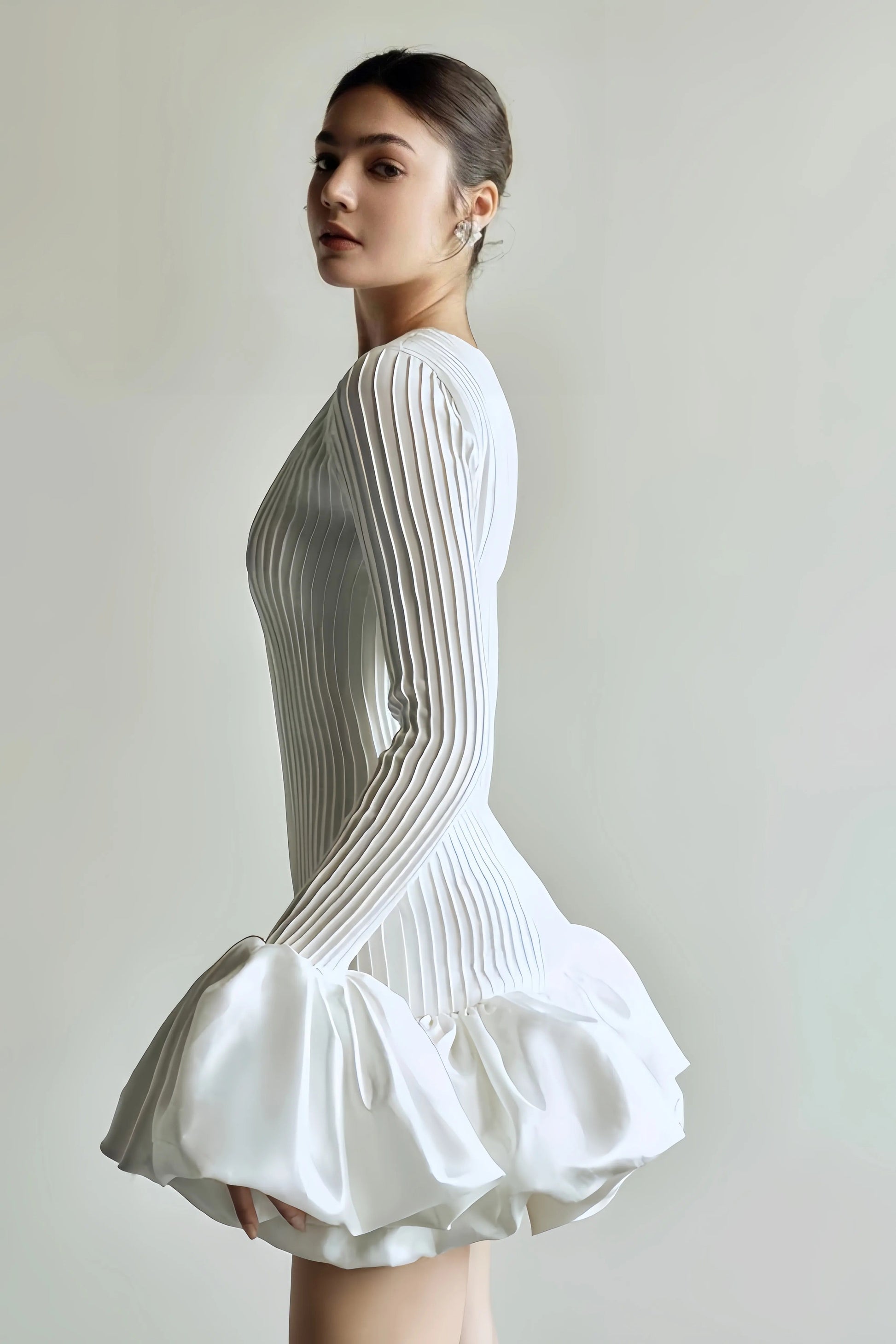 Maria – Robe courte plissée avec manches évasées et taille fluide