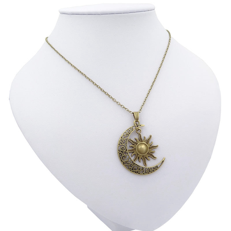 Selena - Collana pendente celestiale con elegante design sole e luna per un fascino raffinato