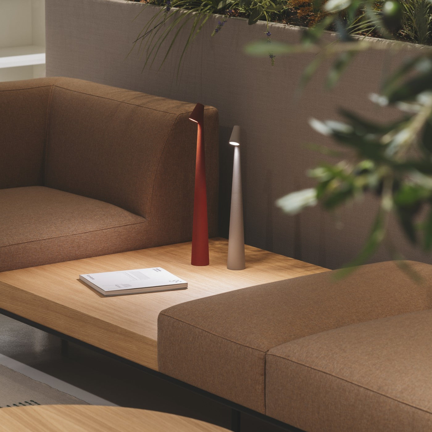 LumiRay – Nowoczesna lampa stołowa z regulowaną głowicą do wszechstronnego oświetlenia