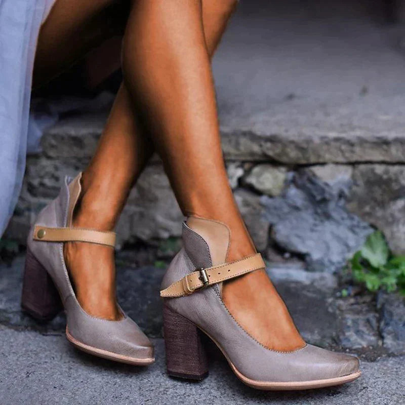 RIA - Elegant heeled shoes with adjustable strap