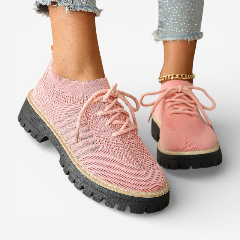 Orlyna – Buty wsuwane z ozdobnymi sznurówkami | Antypoślizgowa podeszwa dla stabilnego chodzenia | Codzienne, casualowe noszenie | Rozmiary 36–43 | Brązowy, Szary, Czarny, Jasnoszary, Różowy, Beżowy, Czerwony, Jasnoróżowy, Biały
